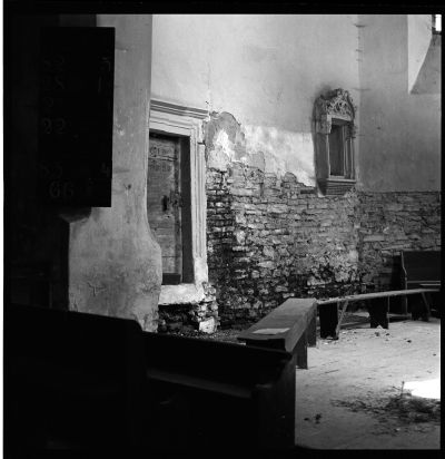 Koret i den övergivna kyrkan i Tobsdorf andas ett stilla förfall.